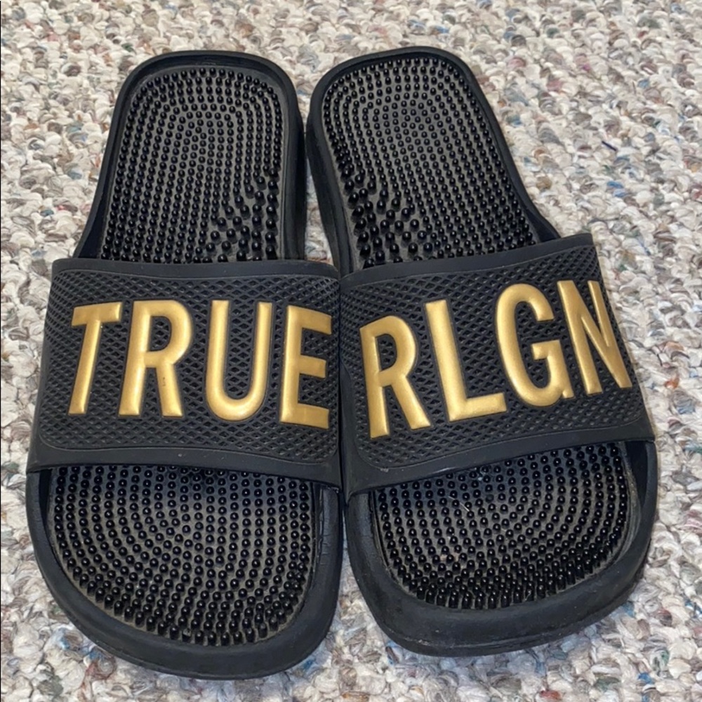 ✴️True Religion Branded Slides✴️